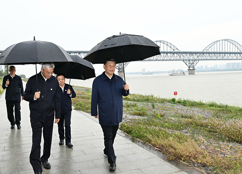 2023年10月10日至13日，中共中央總書記、國家主席、中央軍委主席習(xí)近平在江西考察。這是10日下午，習(xí)近平在長江國家文化公園九江城區(qū)段考察時(shí)，冒雨沿江堤步行察看沿岸風(fēng)貌。新華社記者 謝環(huán)馳 攝