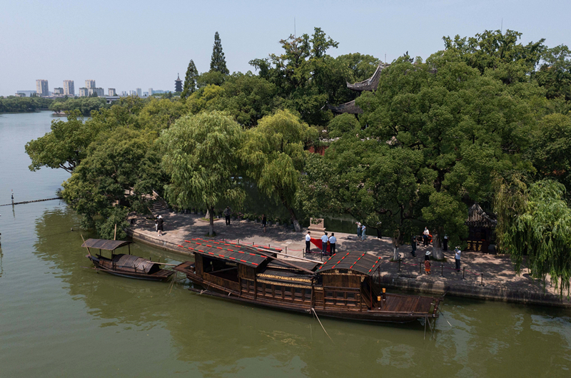 2022年7月27日，南湖紅船?？吭谡憬〖闻d市南湖旅游區(qū)的湖心島旁。