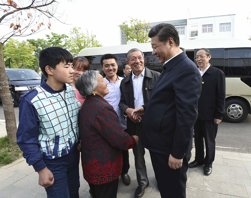 2016年4月25日，習(xí)近平在安徽省滁州市鳳陽縣小崗村看望當(dāng)年大包干帶頭人嚴(yán)金昌（右三）一家。