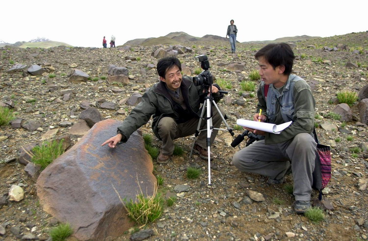 這是科考人員在考察加林山巖畫。（唐召明2001年攝）.jpg