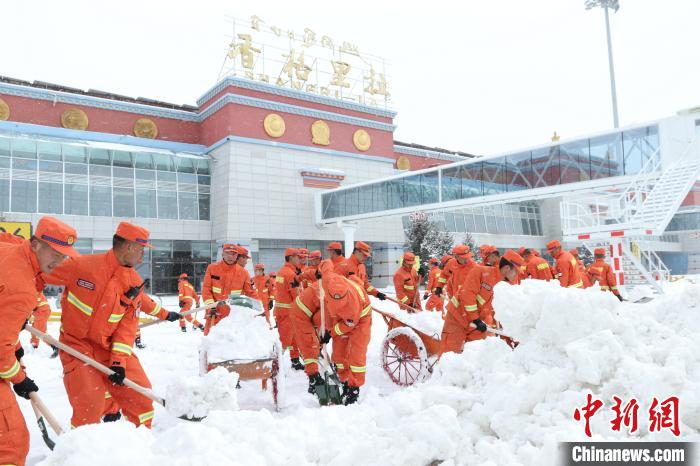 風(fēng)雪中奮戰(zhàn)150分鐘云南森林消防搶通高原機(jī)場(chǎng)