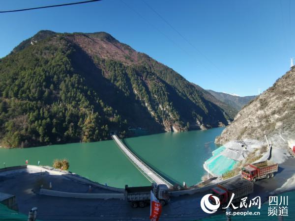 這條單跨353米索道橋，是全國最長的民用重載索道橋，技術(shù)要求高，施工難度極大。僅完成進(jìn)行便道、索道橋施工就用了一年時間。郭瑩 攝