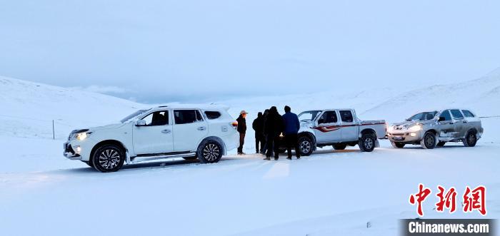 青海三江源：牧民生態(tài)管護(hù)人員開啟風(fēng)雪巡山路