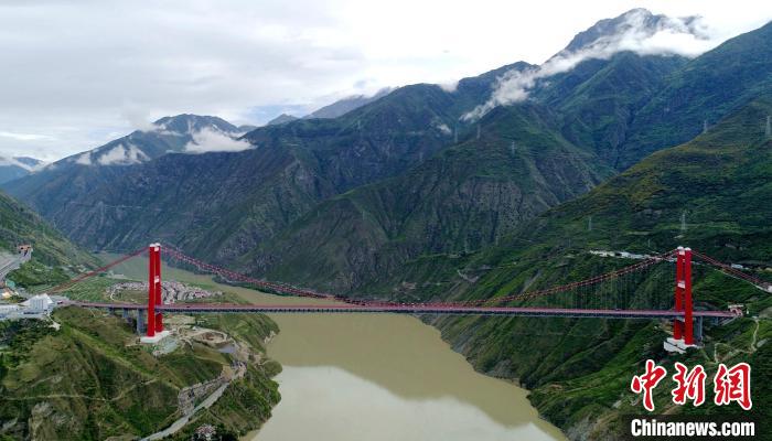 圖為雅康高速瀘定大渡河大橋?！⒅铱?攝