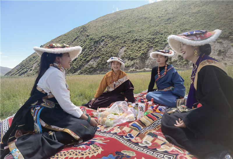 拉姆和她的朋友們在砂場修復點耍壩子。甘孜州石渠生態(tài)環(huán)境局供圖