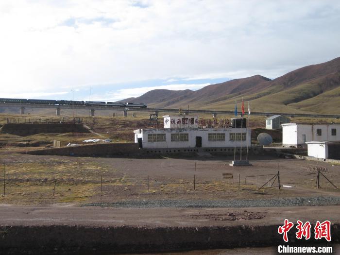 圖為青藏鐵路通車后列車經(jīng)過中鐵西北院風(fēng)火山觀測(cè)站。(資料圖) 中鐵西北科學(xué)研究院供圖