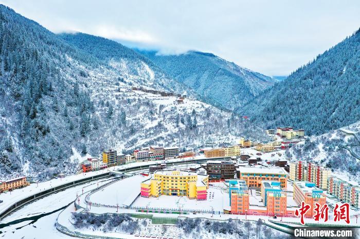 壤塘的雪后美景?！∪捞量h融媒體中心供圖