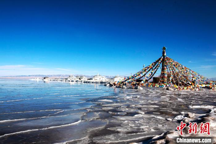 中國最大內(nèi)陸咸水湖青海湖歷時31天完全凍結