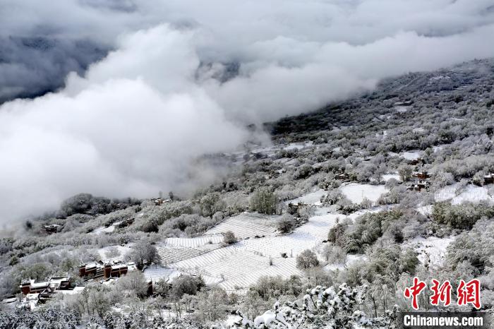 雪后的丹巴半山云霧繚繞。　李永安 攝