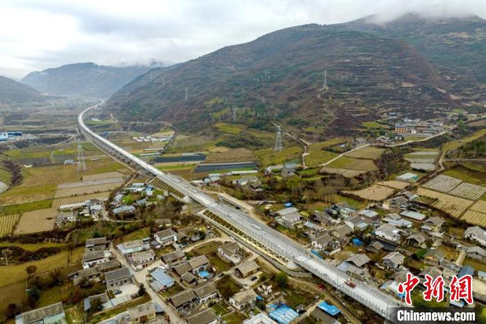 成蘭鐵路松潘右所屯岷江雙線特大橋。　劉忠俊 攝