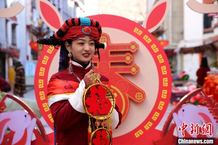 身著嘉絨藏族服飾的丹巴女孩送祝福?！〖o 攝