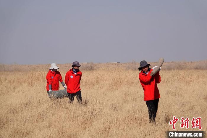 格爾木濕地站建設(shè)過程中，第二次青藏科考中科院空天院分隊(duì)隊(duì)員化身搬運(yùn)工，在高原上開展體力勞動?！?lt;a target='_blank' href='/'><p  align=