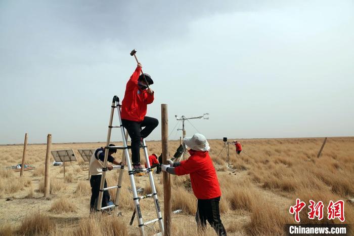 格爾木濕地站建設(shè)過程中，第二次青藏科考中科院空天院分隊(duì)隊(duì)員揮錘安裝防護(hù)欄。　<a target='_blank' href='/'><p  align=