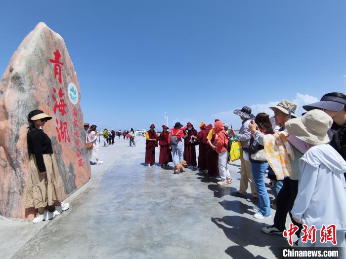 圖為航拍青海湖美景引游客拍照打卡?！∑钤鲚?攝