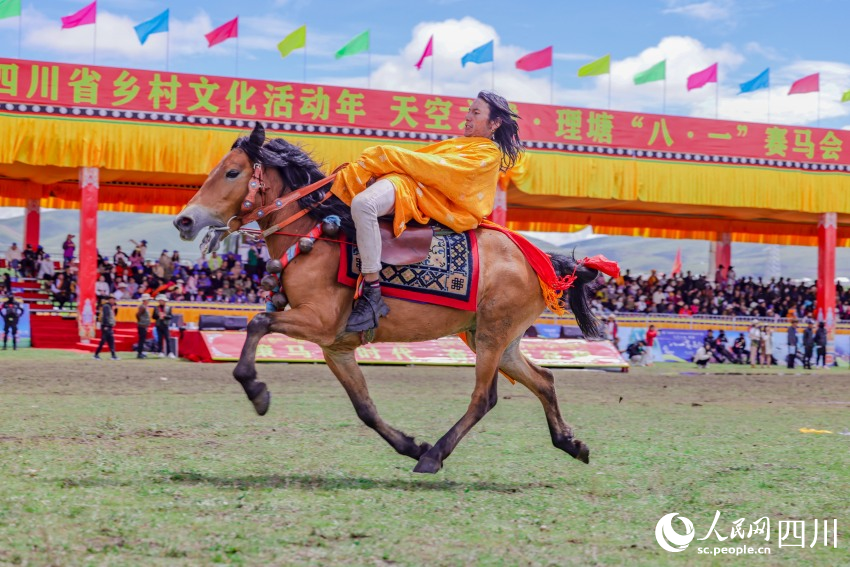 馬術(shù)表演現(xiàn)場(chǎng)。洛絨尼瑪攝