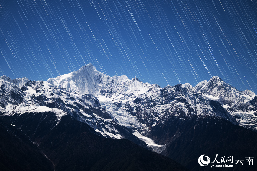 梅里雪山“星河流淌”奇觀。趙一舟攝