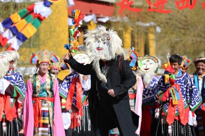 60歲的老奶奶，不會漢語，卻能唱京??！一曲《北京的金山上》瞬間捕獲了觀眾的心。