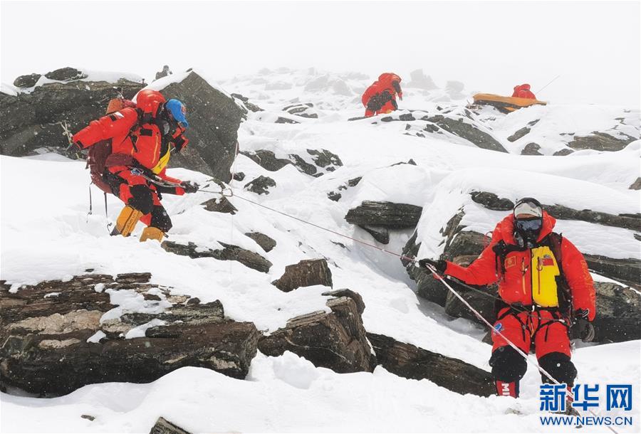 （2020珠峰高程測量）（1）珠峰高程測量登山隊撤回前進營地 登頂日期將再調(diào)整