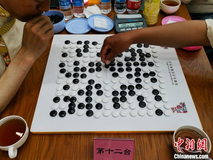 圖為藏棋(久棋)比賽瞬間。　張偉 攝