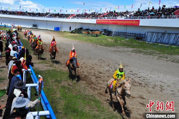 圖為少年騎手騎乘沒有馬鞍的賽馬，靠雙腳夾住馬馳騁在跑道上?！垈?攝