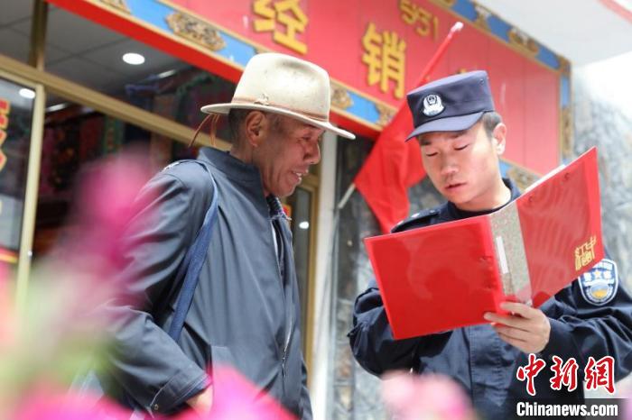 圖為民警在邊境村莊宣傳邊境政策法規(guī)。　亞東出入境邊防檢查站供圖 攝