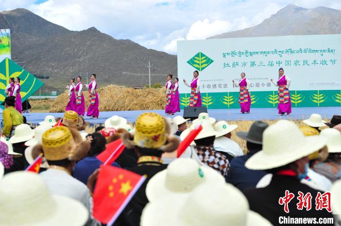 圖為農(nóng)牧民在欣賞文藝表演。　張偉 攝