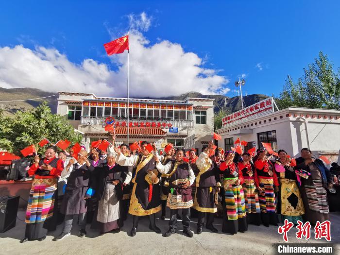 圖為林芝朗縣洞嘎鎮(zhèn)扎西塘村村民表達對祖國的祝福?！×种ナ形麄鞑?供圖