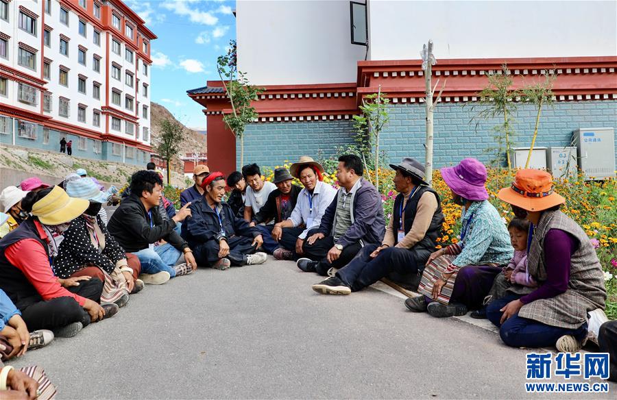 （西藏昌都解放70周年·圖文互動）（1）“群眾搬出來住安穩(wěn)了，我就踏實了?！薄痪€扶貧干部赤列旺堆的心里話