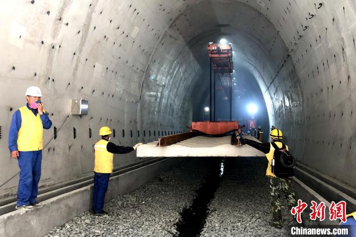 西藏林芝結(jié)束無鐵路歷史川藏鐵路拉林段鋪軌至林芝朗縣