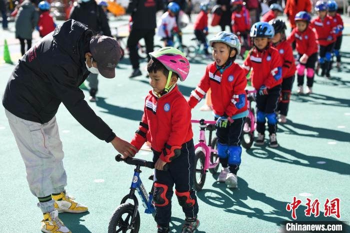 圖為拉薩市實(shí)驗(yàn)幼兒園孩子們?cè)诮叹毜闹笇?dǎo)下練習(xí)滑步車?！『闻罾?攝