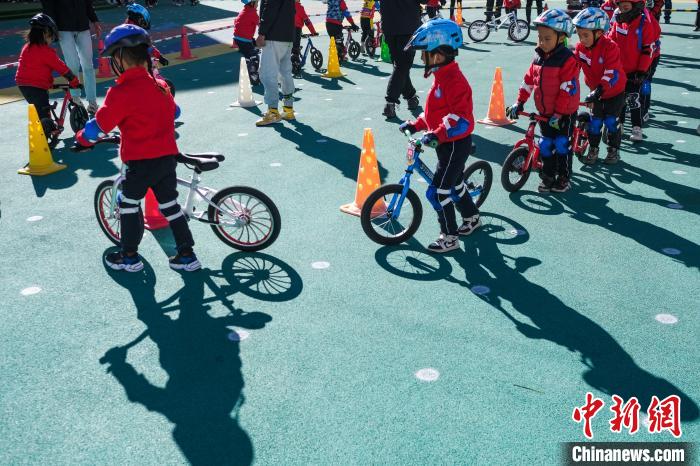 圖為拉薩市實(shí)驗(yàn)幼兒園孩子們正在練習(xí)滑步車?！『闻罾?攝