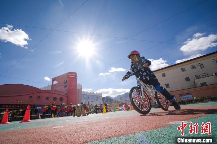 圖為拉薩市實(shí)驗(yàn)幼兒園孩子們正在練習(xí)滑步車。　何蓬磊 攝