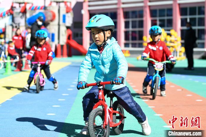 圖為拉薩市實(shí)驗(yàn)幼兒園孩子們正在練習(xí)滑步車?！『闻罾?攝