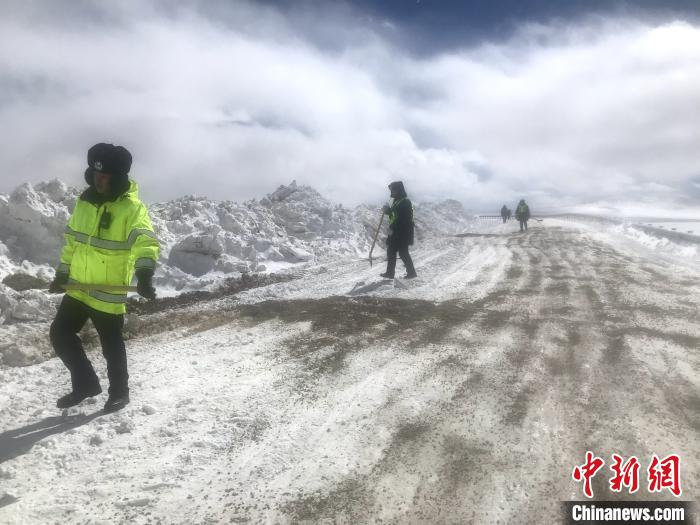 資料圖為，西藏安多交警在唐古拉山埡口除冰作業(yè)。西藏安多縣公安局 供圖