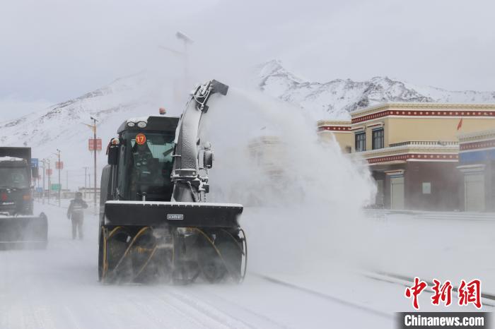 圖為該支隊官兵正在清理路面積雪?！《崦刺?攝