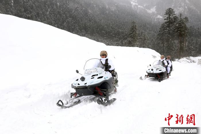 圖為雪地摩托車開路?！⊙鸩?攝