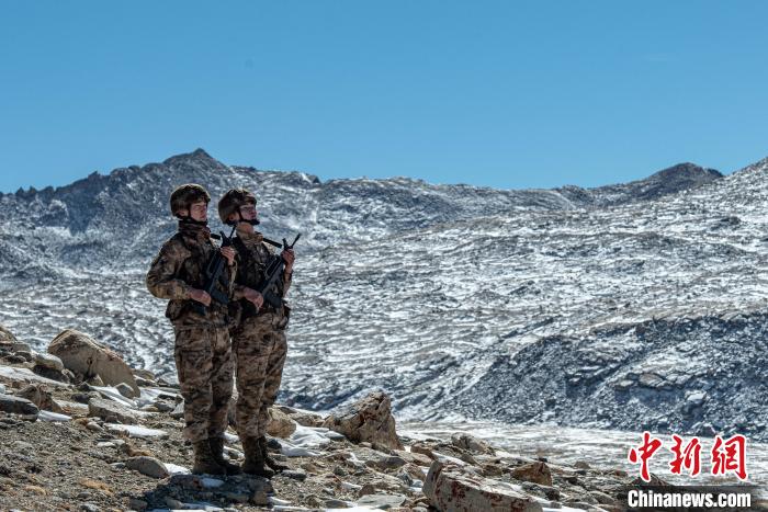 西藏軍區(qū)某旅任務(wù)分隊官兵邊防線上迎新年