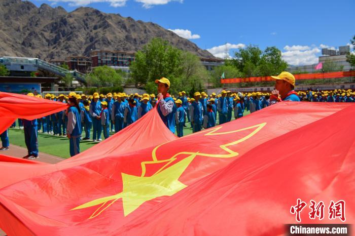 圖為拉薩市堆龍德慶區(qū)堆龍姜昆黃小勇希望小學(xué)學(xué)生在操場入隊(duì)儀式?！∝暩聛硭?攝