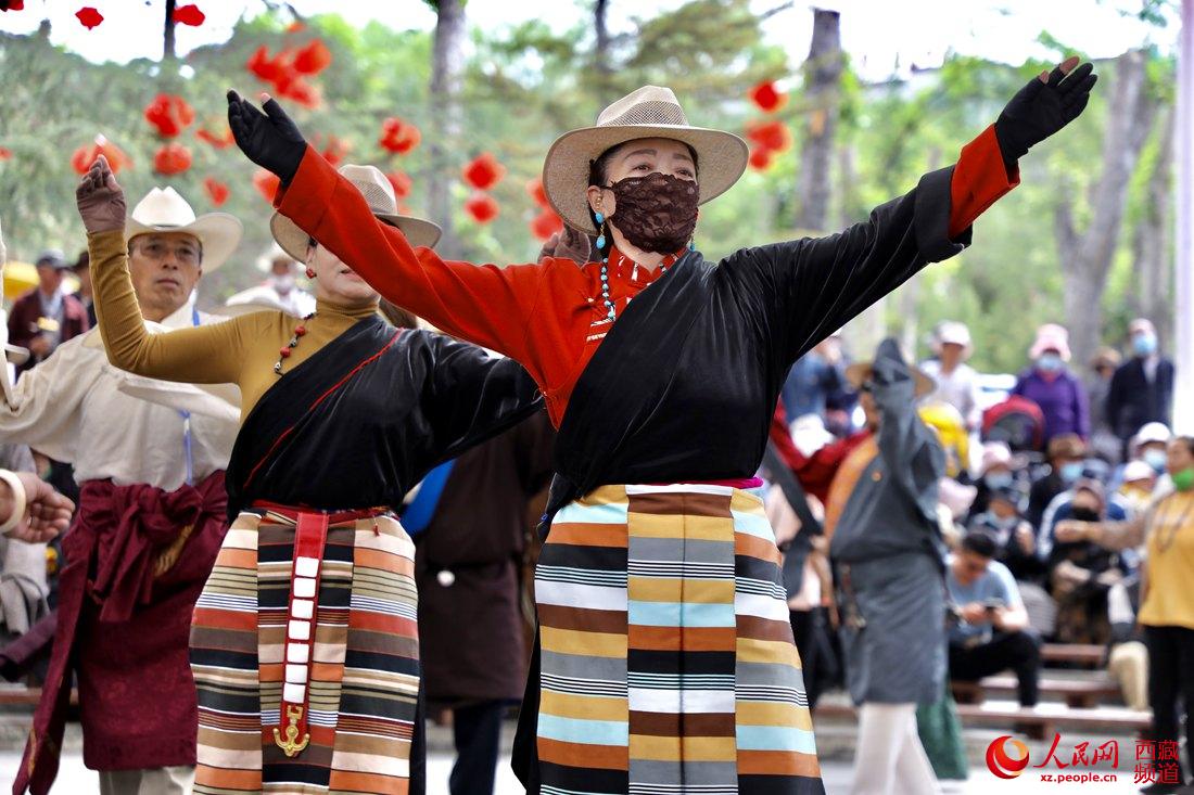 拉薩市民在宗角祿康公園跳鍋莊舞。人民網(wǎng) 次仁羅布攝