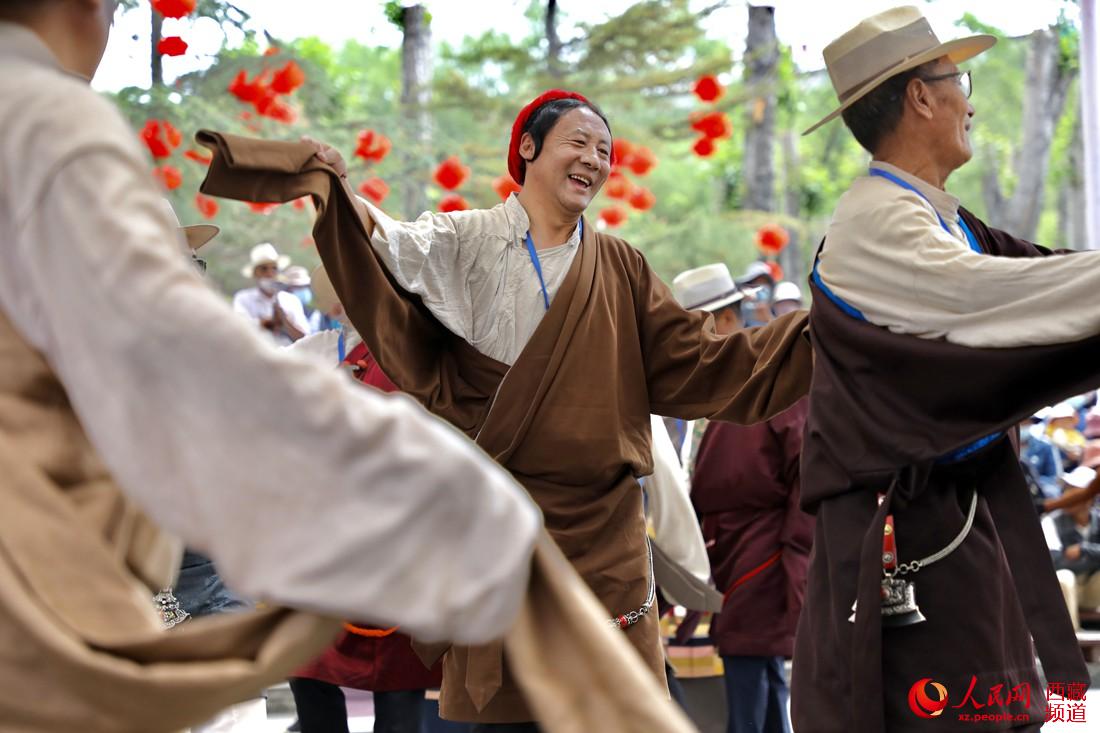 拉薩市民在宗角祿康公園跳鍋莊舞。人民網(wǎng) 次仁羅布攝