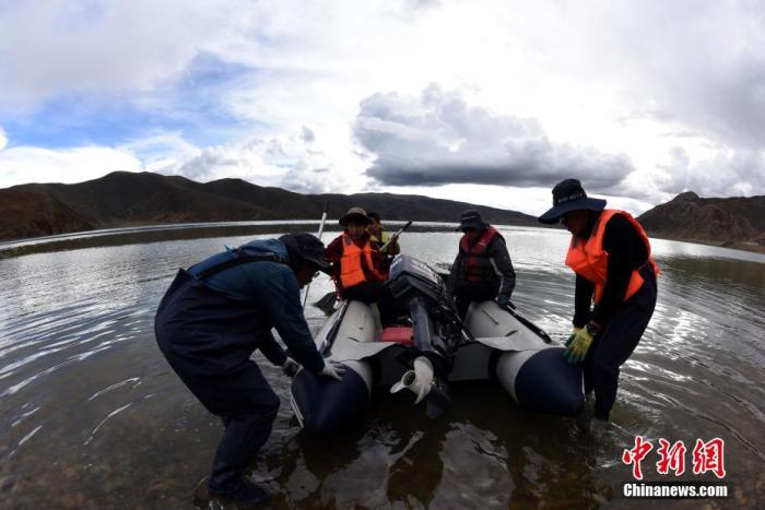 圖為科考隊(duì)員準(zhǔn)備乘快艇前往浪錯(cuò)湖中心開展科考作業(yè)。 <a target='_blank' ><p  align=