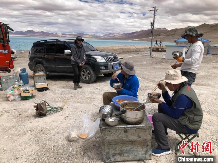 在“世界屋脊”上作業(yè)，中國科考隊員衣、食、住、行有何特色？