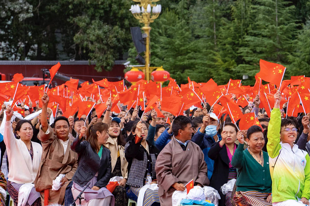 8月19日10時(shí)，慶祝西藏和平解放70周年大會(huì)在拉薩市布達(dá)拉宮廣場隆重舉行。徐馭堯 攝