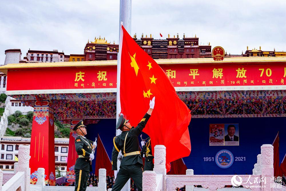 8月19日10時(shí)，慶祝西藏和平解放70周年大會(huì)在拉薩市布達(dá)拉宮廣場隆重舉行。這是大會(huì)舉行升旗儀式。徐馭堯 攝