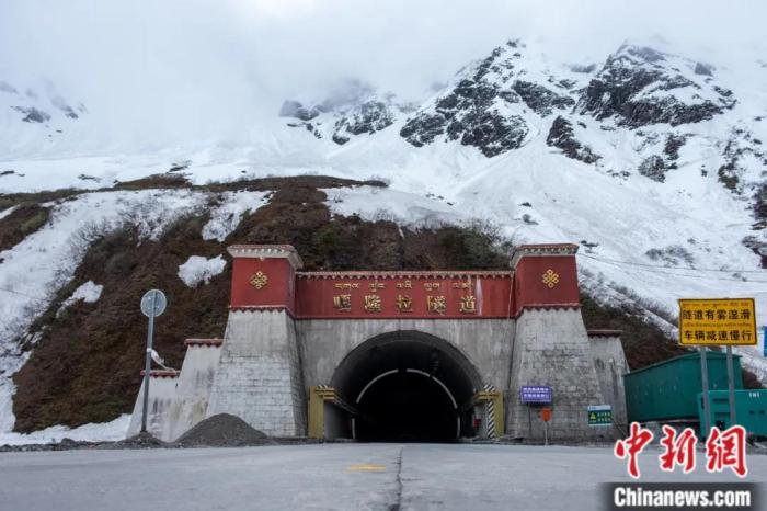 墨脫公路控制性工程——嘎隆拉隧道。上方為嘎隆拉雪山，曾是進(jìn)入墨脫最大的“攔路虎”。