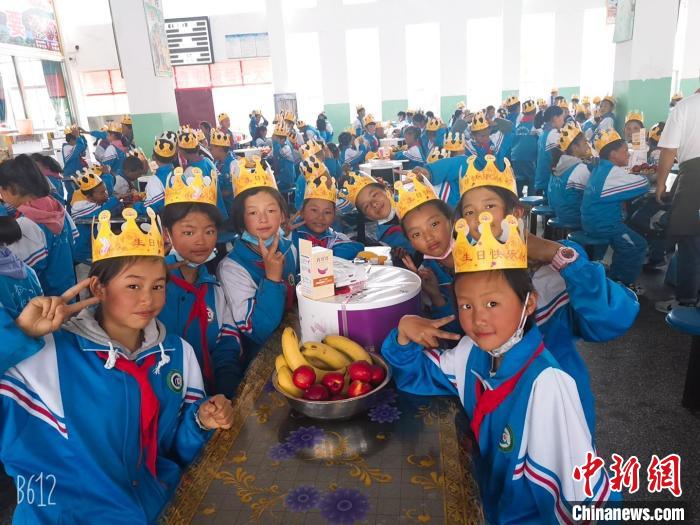 圖為加查縣安繞鎮(zhèn)小學(xué)學(xué)生集體過六一兒童節(jié)。　安繞鎮(zhèn)小學(xué)供圖