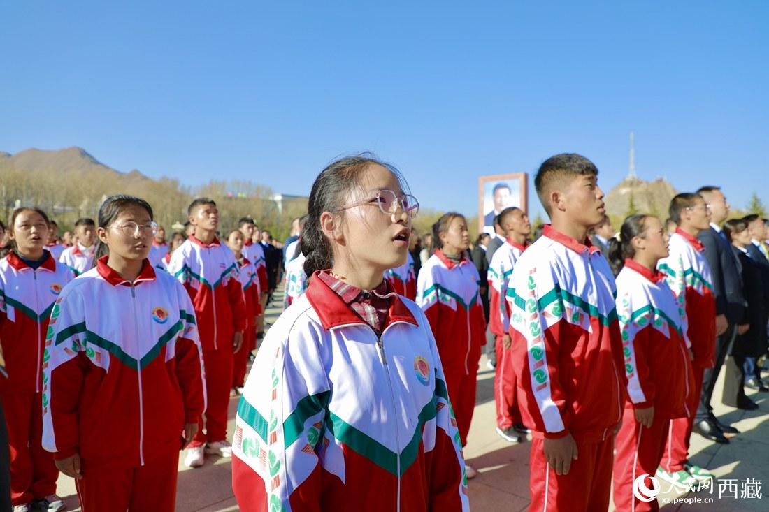 全體奏唱國(guó)歌。人民網(wǎng) 次仁羅布攝