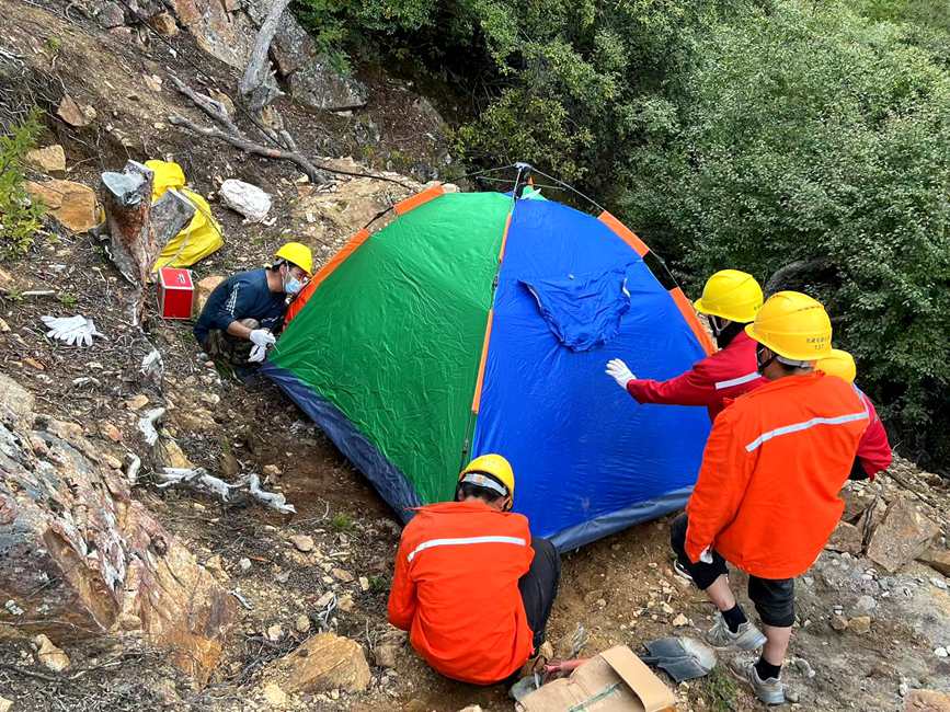 9月15日，電力施工人員正在施工點附近搭建暫居帳篷。白瑪多吉攝