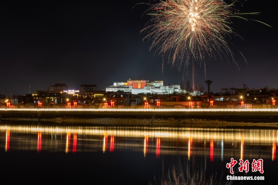 資料圖為2022年3月1日，拉薩迎來(lái)藏歷新年“古突夜”，煙花與被燈光照亮的布達(dá)拉宮交相輝映。 <a target='_blank' href='/'><p  align=