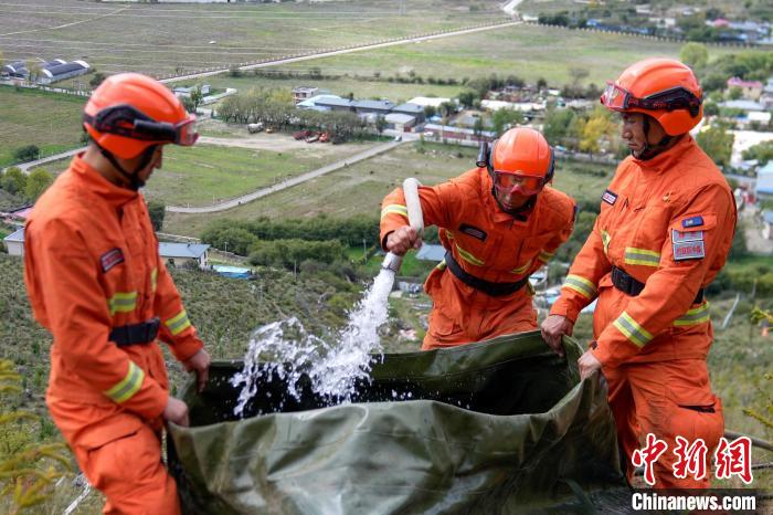 技能大練兵過程中，消防員在陡坡上向蓄水池注水。　李國燾 攝